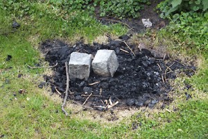 De stenen van het Allendemonument worden gebruikt voor... de barbecue!